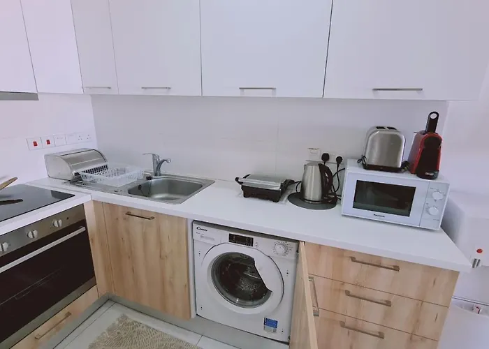 Kallucci's Maison De La Larnaca